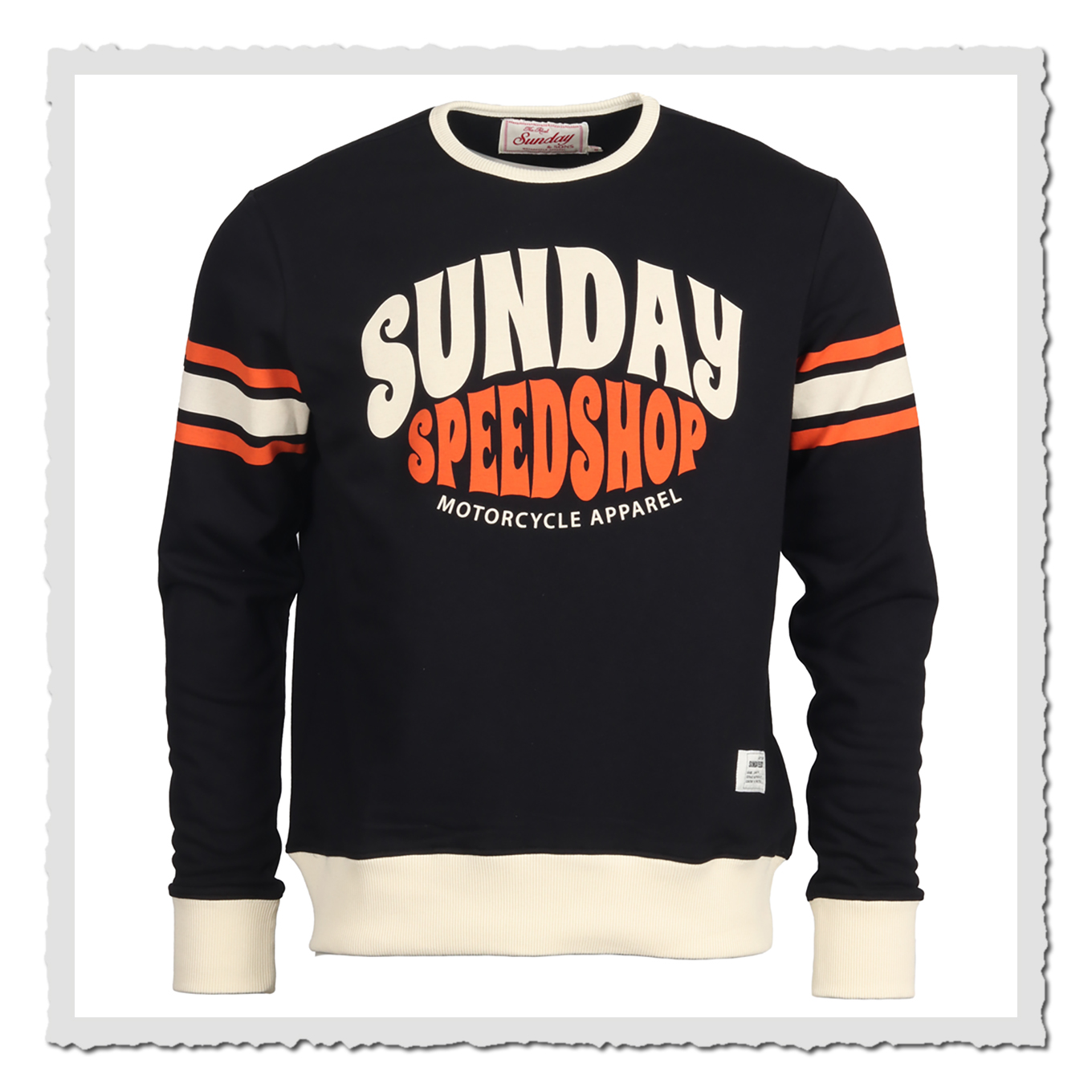 Produktfoto eines schwarzen Sweatshirts mit großem Frontdruck und gestreiften Ärmeln.